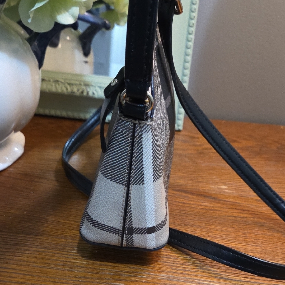 Kate Spade Black and Cream Crossbody Bag with Minimalist Design - Picture 5 of 12